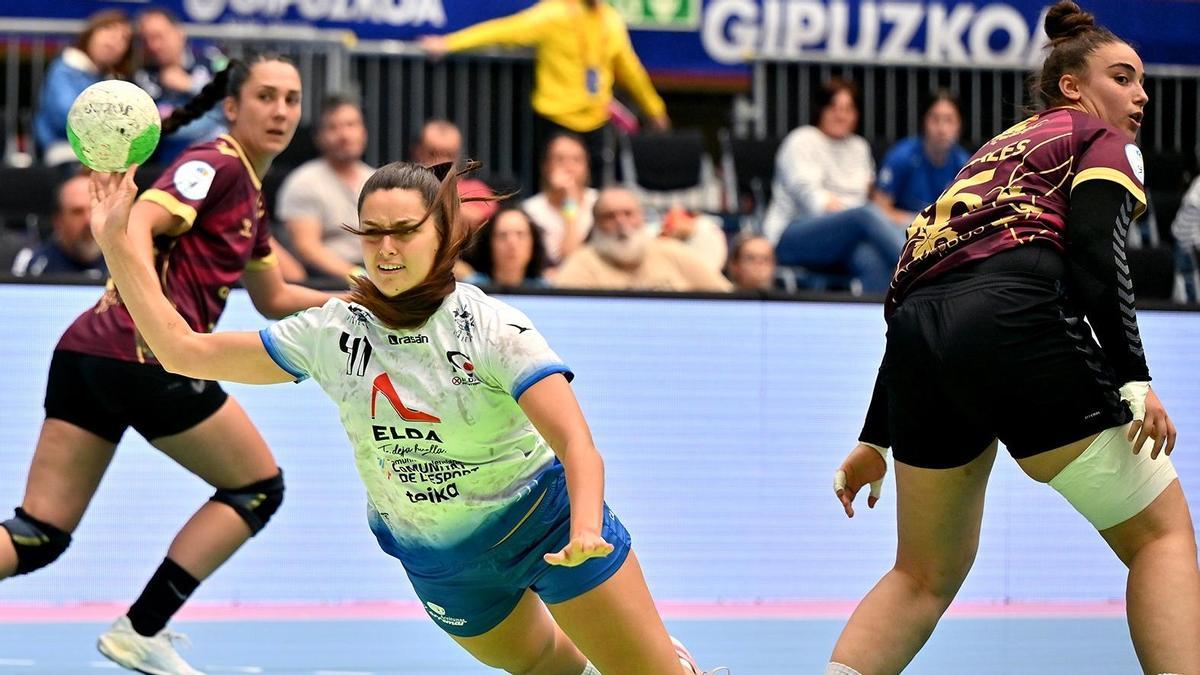 Claudia Martínez intenta anotar en las semifinales de la Copa de la Reina.