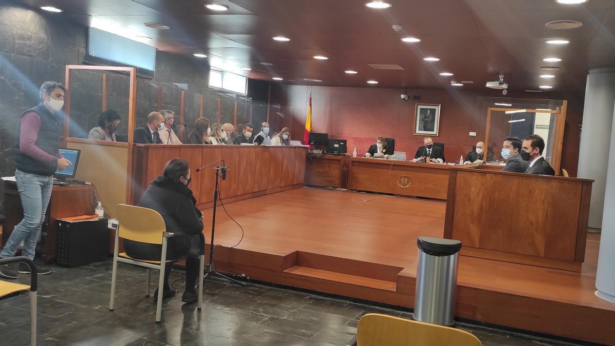 Una de las acusadas que acordó una pena de prisión, ayer en la Audiencia.