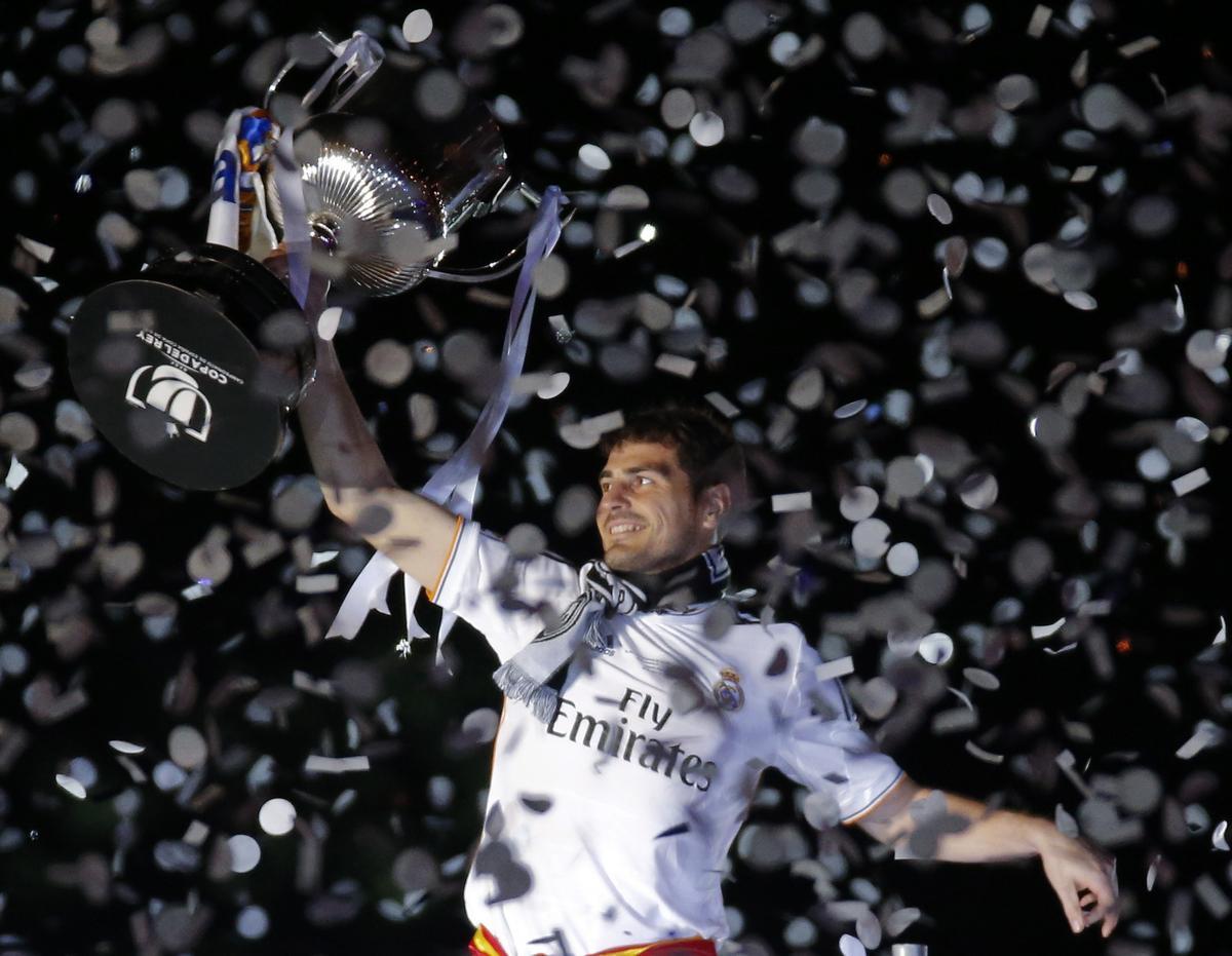 Iker Casillas alzando la Copa del Rey de 2014 en Cibeles