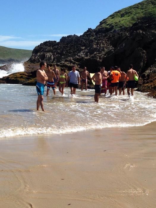 Rescate en la cala de Sorraos en Llanes