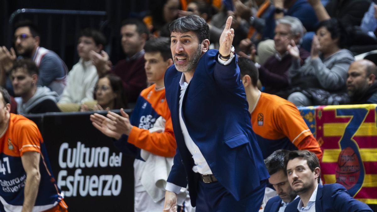 Álex Mumbrú, en el último partido ante el Olympiacos en La Fonteta