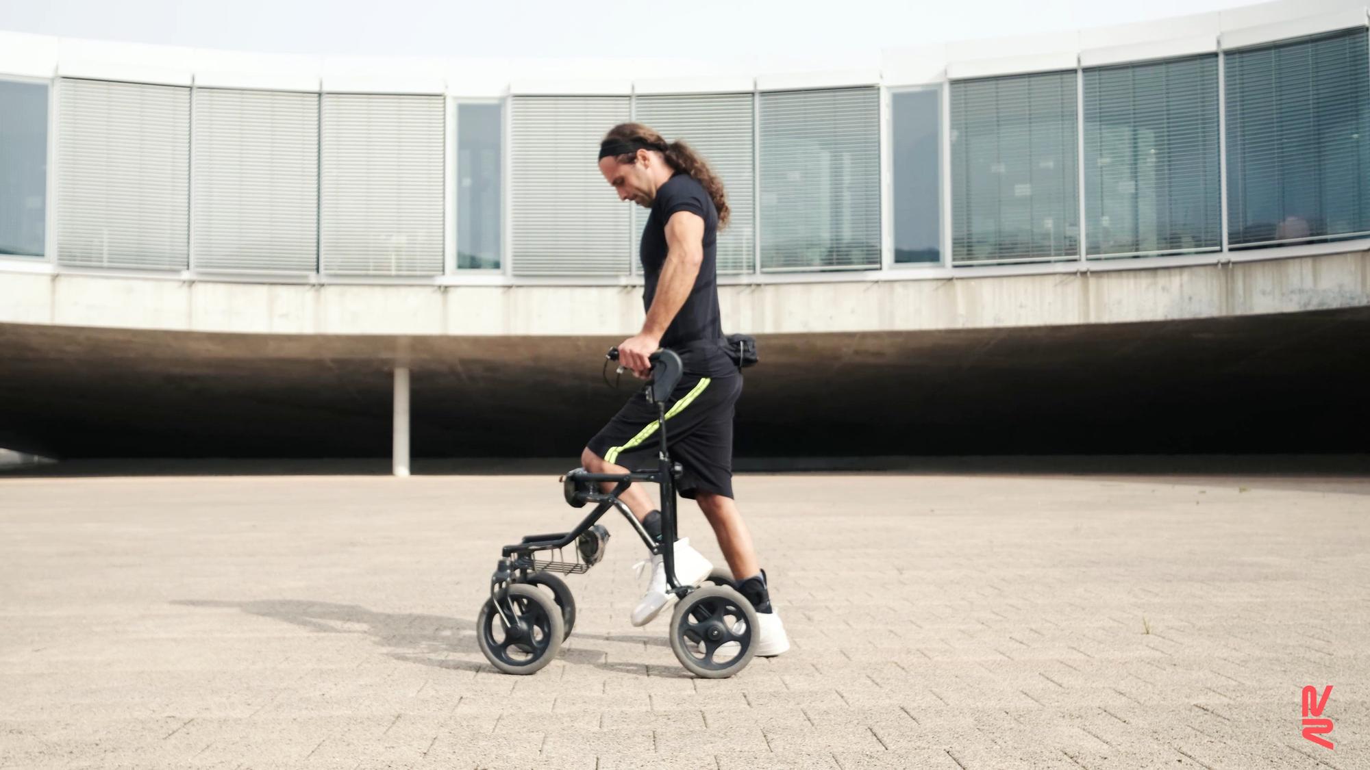 Uno de los participantes tetrapléjicos que ha vuelto a andar tras el tratamiento con electrodos.