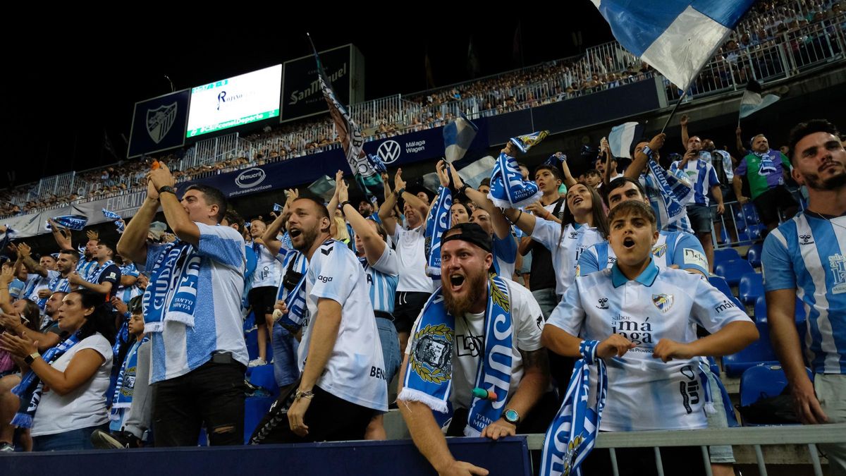 Aficionados blanquiazules durante el Málaga CF - Recreativo Granada.