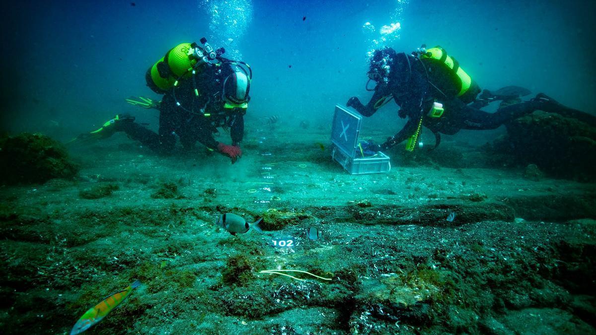 Trabajos de excavación del barco Fernando por parte de los arqueólogos subacuáticos.