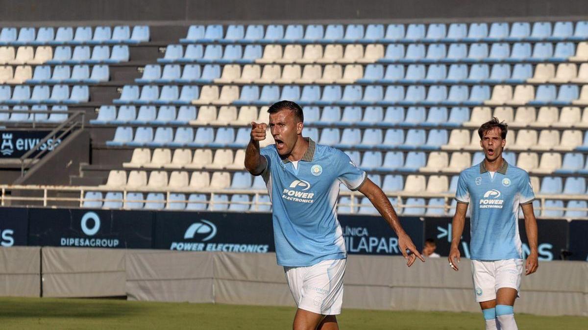 Eslava celebra un gol en el último partido de la UD Ibiza frente a la Peña Deportiva. | TONI ESCOBAR