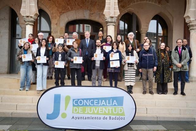 Los últimos premios JABA, con el alcalde, el jurado y concejales, en la plaza Alta.