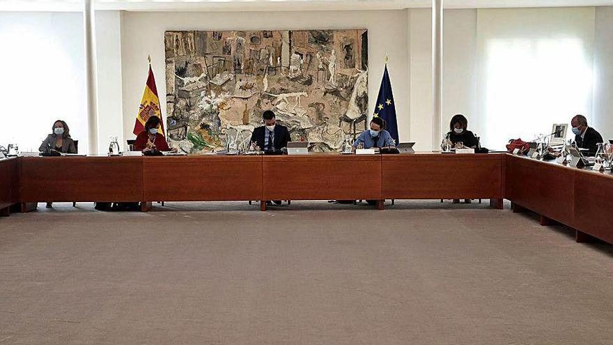 Sánchez, al centre i amb mascareta, presideix el Consell de Ministres d&#039;ahir