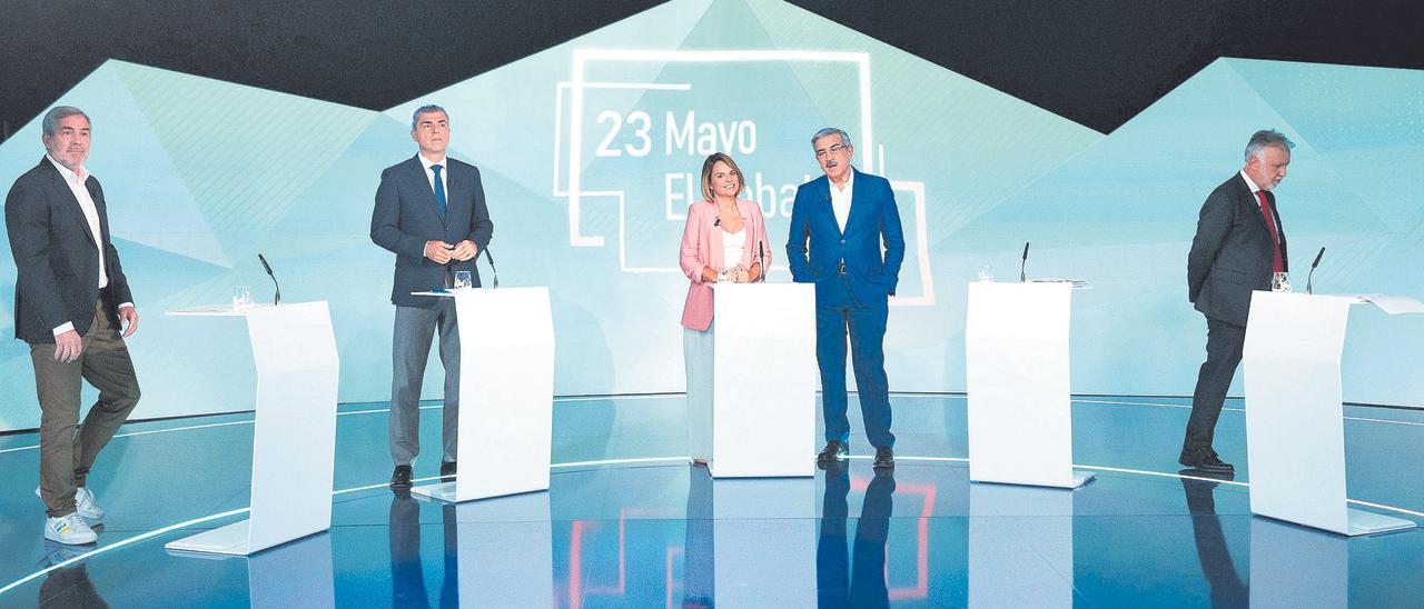 Por la izquierda, Fernando Clavijo (CC) , Manuel Domínguez (PP), Noemí Santana (UsP), Román Rodríguez (NC) y Ángel Víctor Torres (PSOE), anoche, momentos antes de iniciar el debate en televisión.