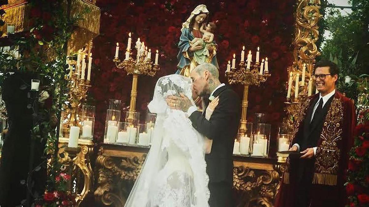 Kourtney Kardashian y Travis Barker en su boda en Italia