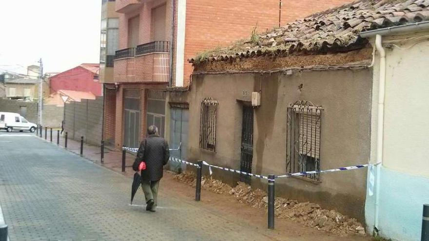 Vivienda en la calle de La Florida que ha sufrido desprendimientos.