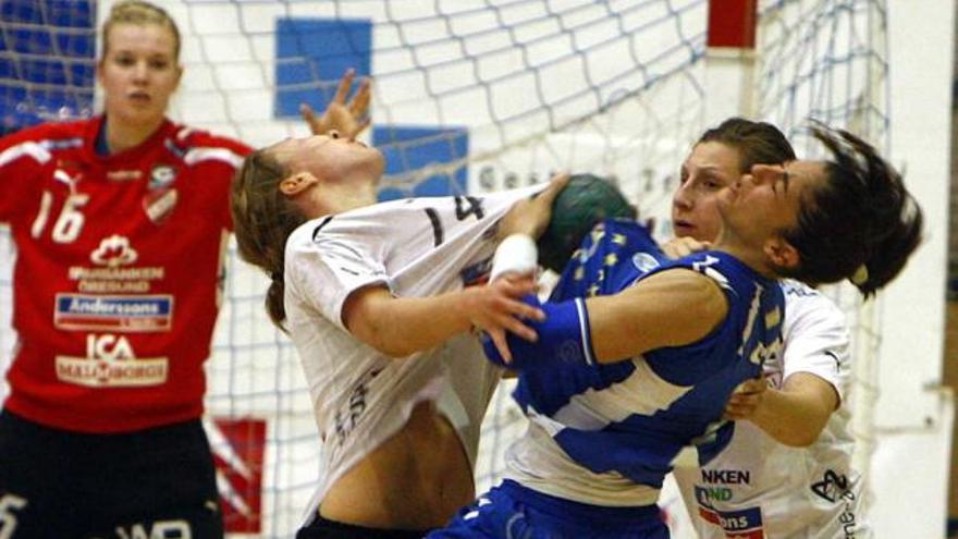 La sueca Anna Lagerquist y la alicantina Isa Ortuño, ayer durante un lance del encuentro.