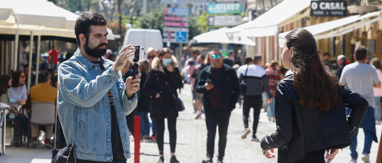 Turistas en Cambados el pasado mes de abril