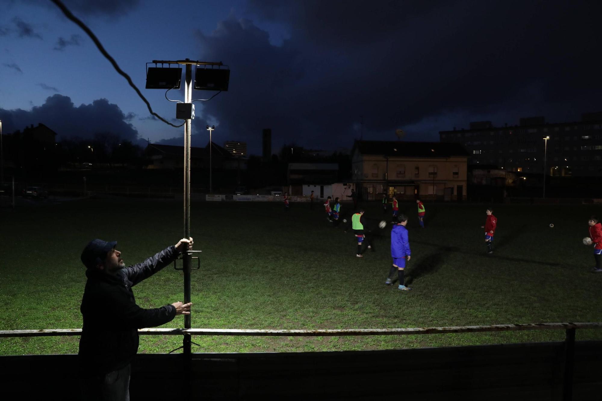 Condenados a jugar al fútbol casi a oscuras en Gijón (en imágenes)