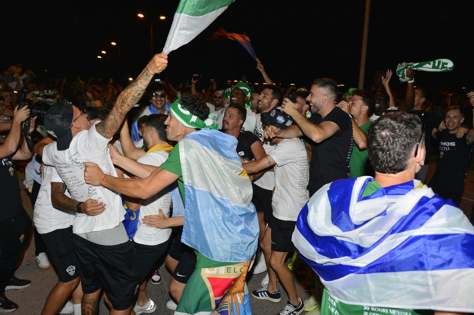 La afición del Elche recibe a los héroes del ascenso a su llegada al Martínez Valero