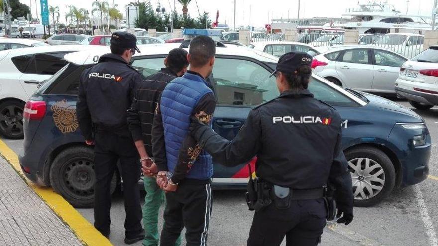 Dos detenidos por robar en un bar e intentar gastar el botín en un comercio