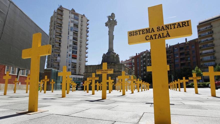 Creus a la plaça Calvet i Rubalcaba per defensar la sanitat