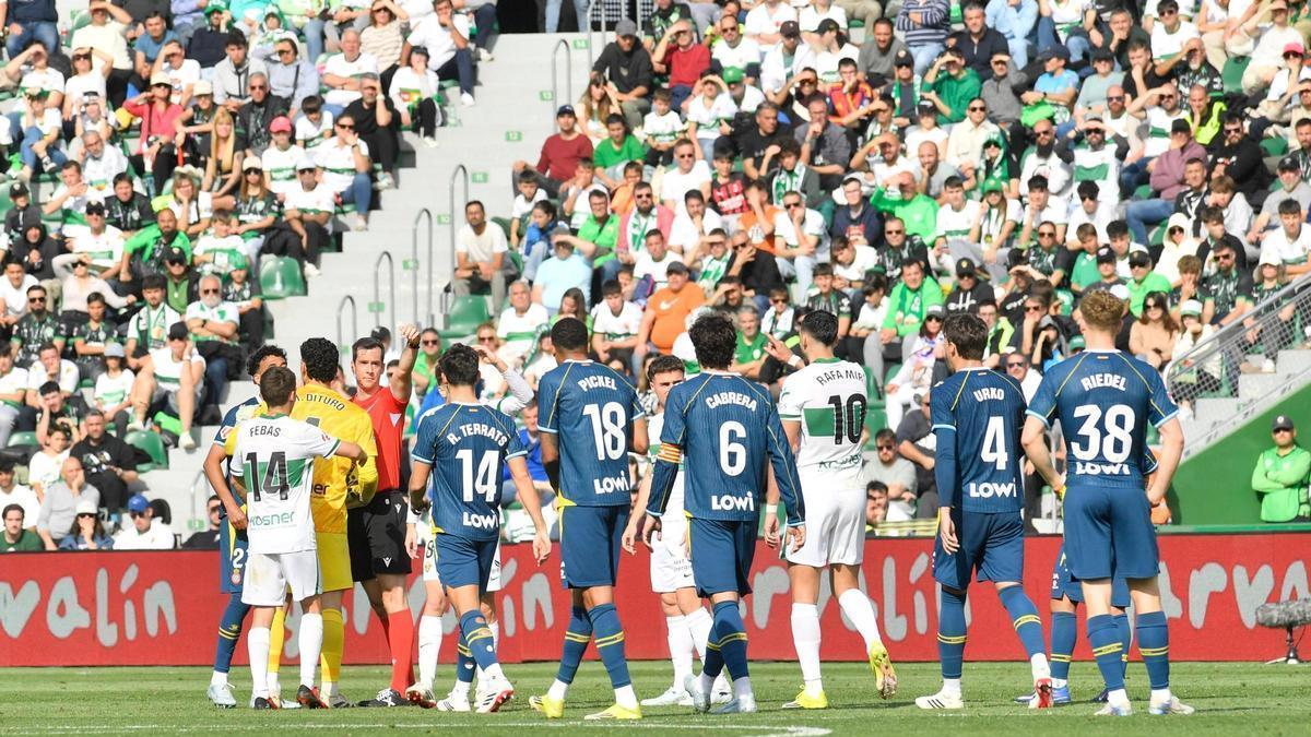 Momentos de tensión tras el pique entre Rafa Mir y Omar Hilali.
