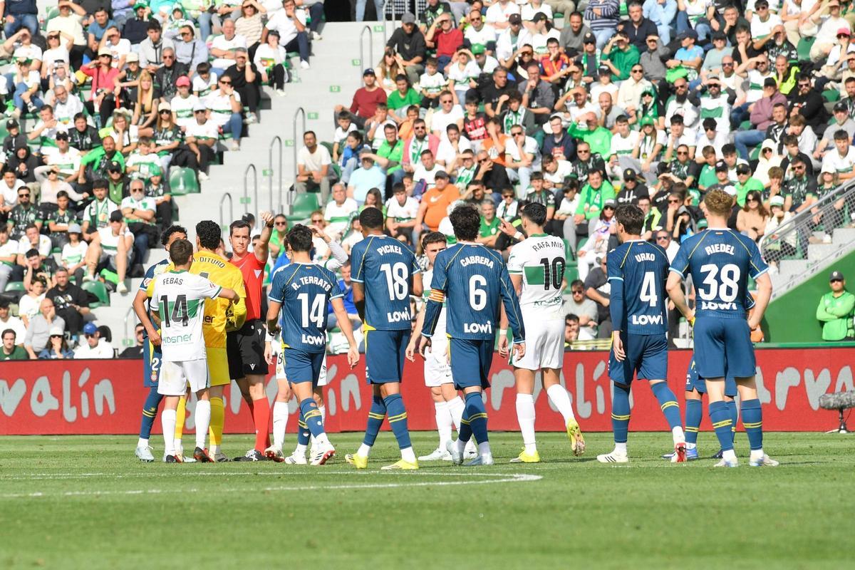 Momentos de tensión tras el pique entre Rafa Mir y Omar Hilali.