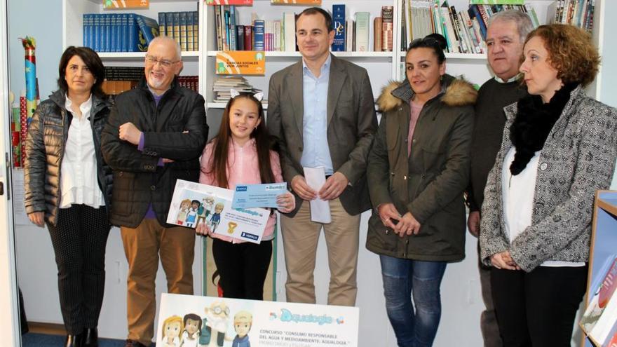 Saray Torres, posa con sus premios, entre el concejal Blas Ruzafa y el director de Hidralia, Carlos Corral, junto a sus familiares.