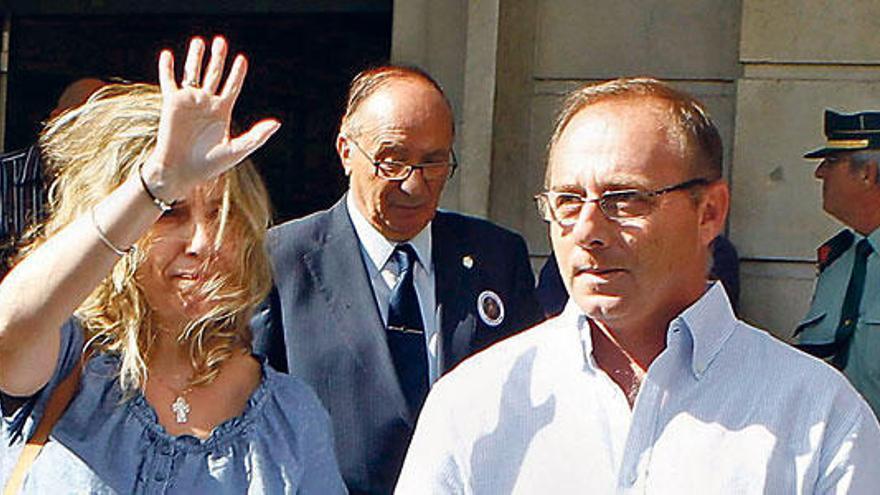 Los padres de la joven a su llegada a la Audiencia.