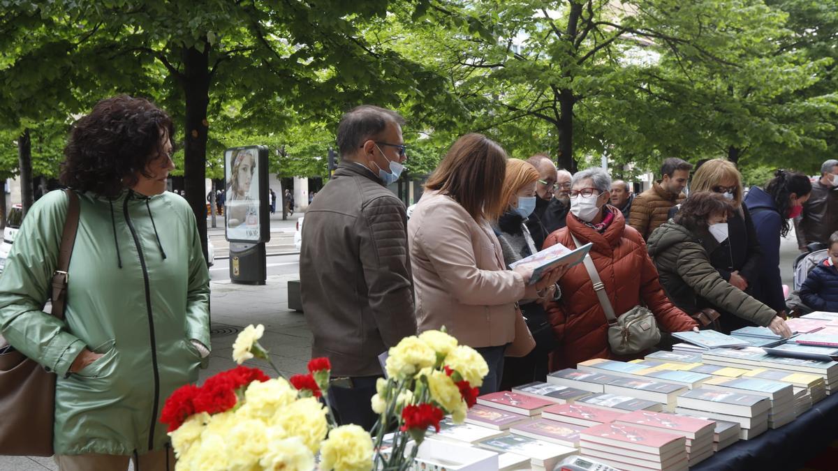 En tu Memoria: Libro de firmas de funeral Tema Flores Acuarela