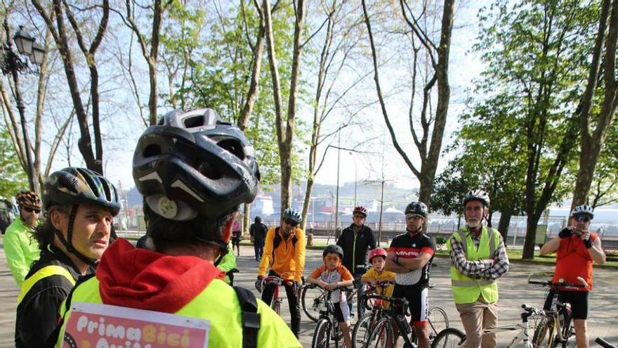 Participantes, ayer, en la ruta en bicicleta por el anillo siderúrgico.