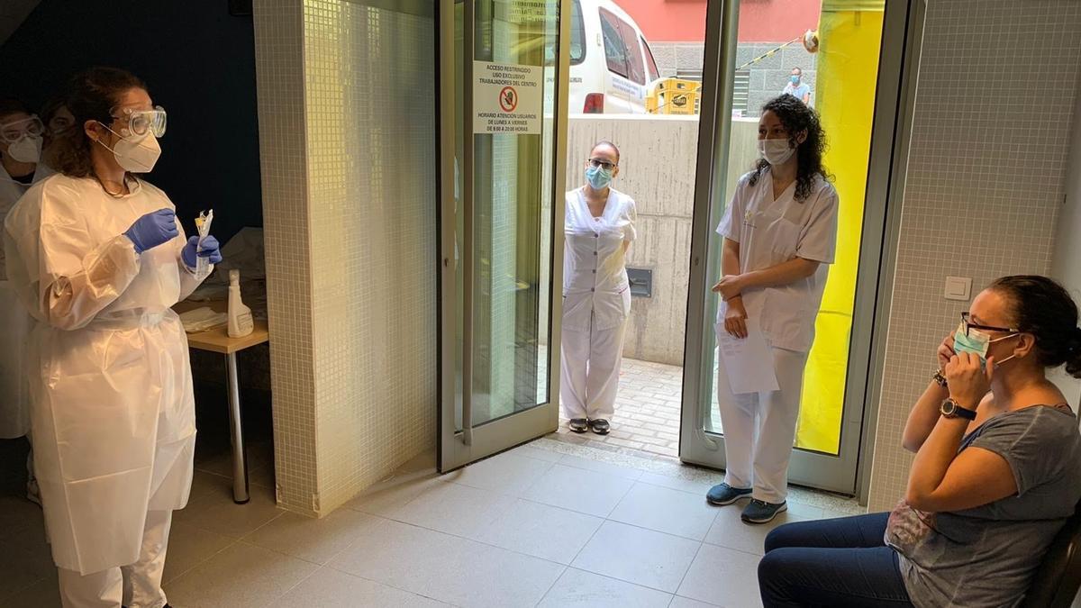 Sanitarias atienden a una paciente en un centro de salud.
