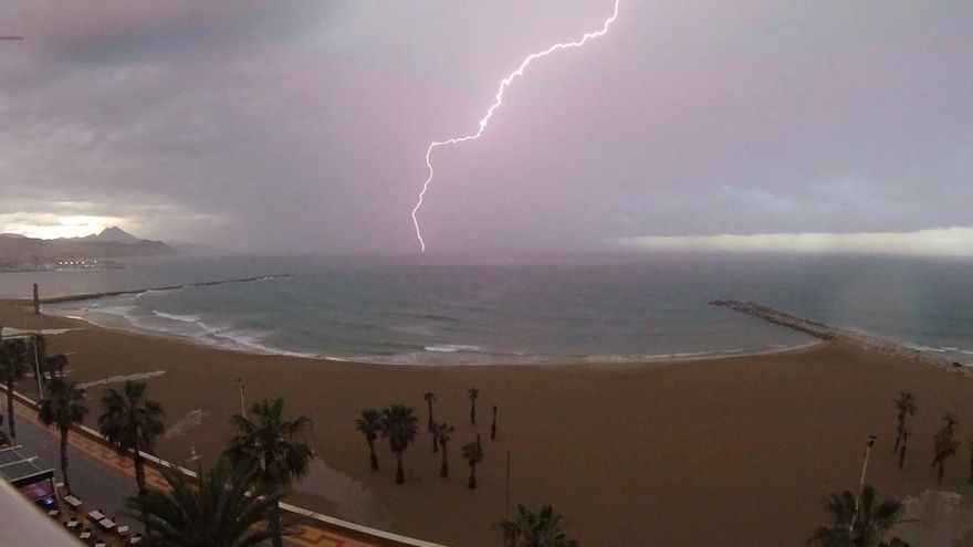 El impresionante relámpago que ha "partido" el mar hoy en El Campello