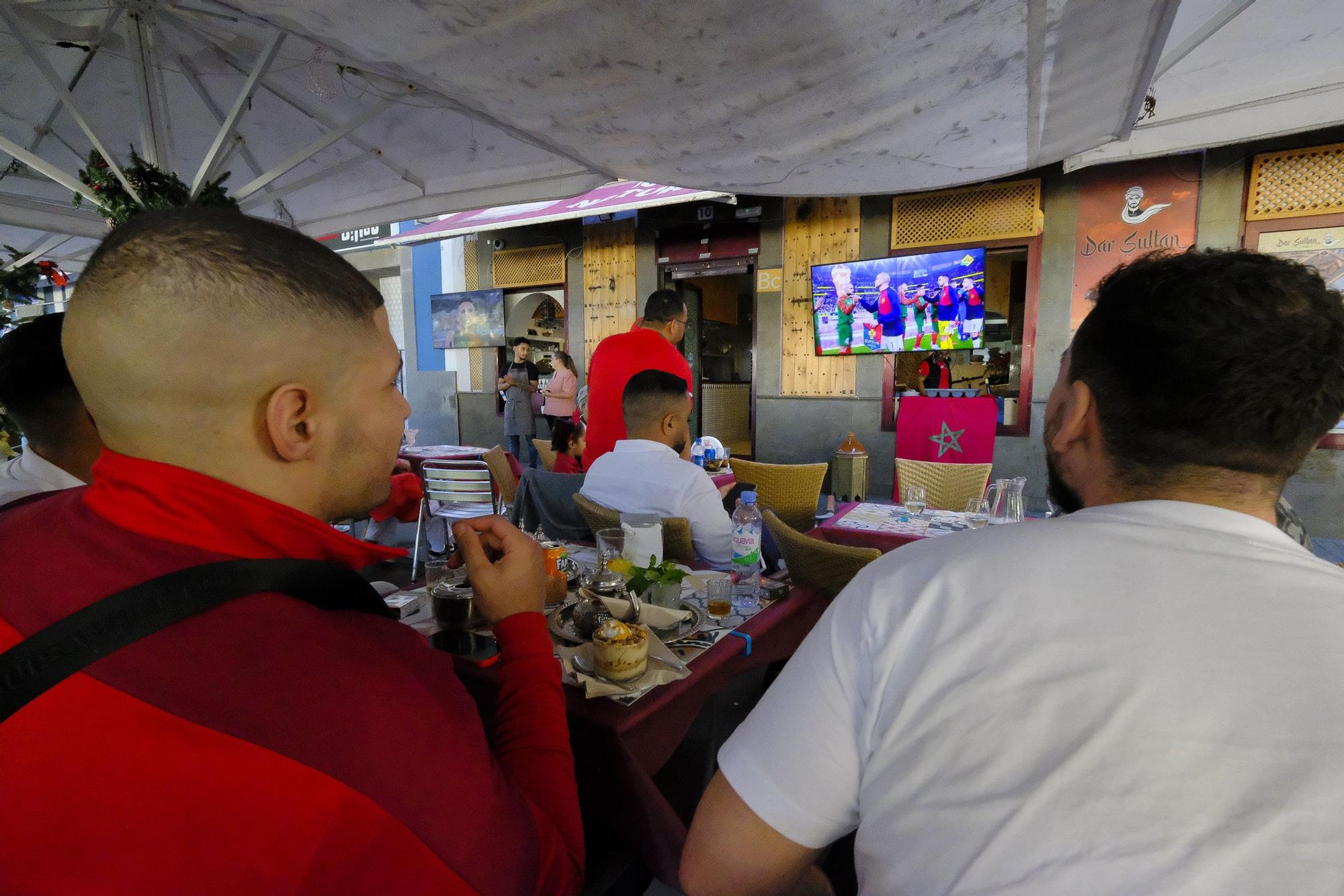 Aficionados de Marruecos celebrando en Gran Canaria la histórica victoria ante Portugal