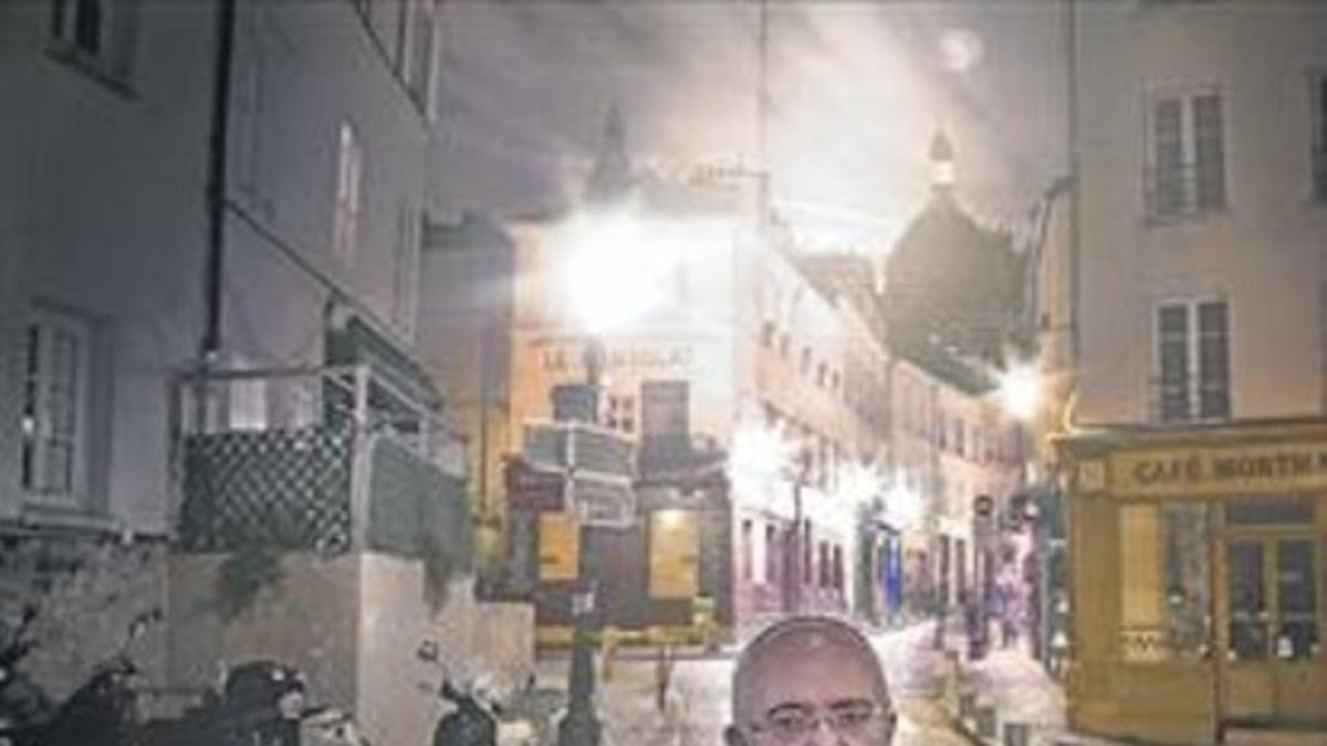 Alfonso Pérez Martín, ante el paisaje adoquinado de Montmartre.