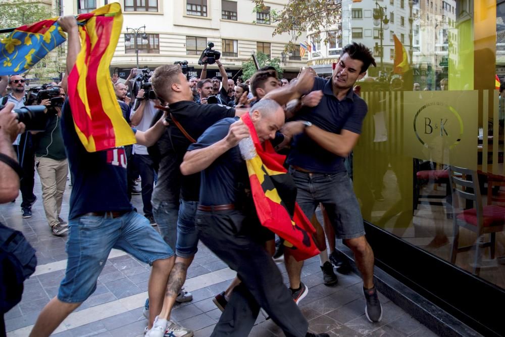 La ultradreta irromp a la manifestació del 9 d'oct