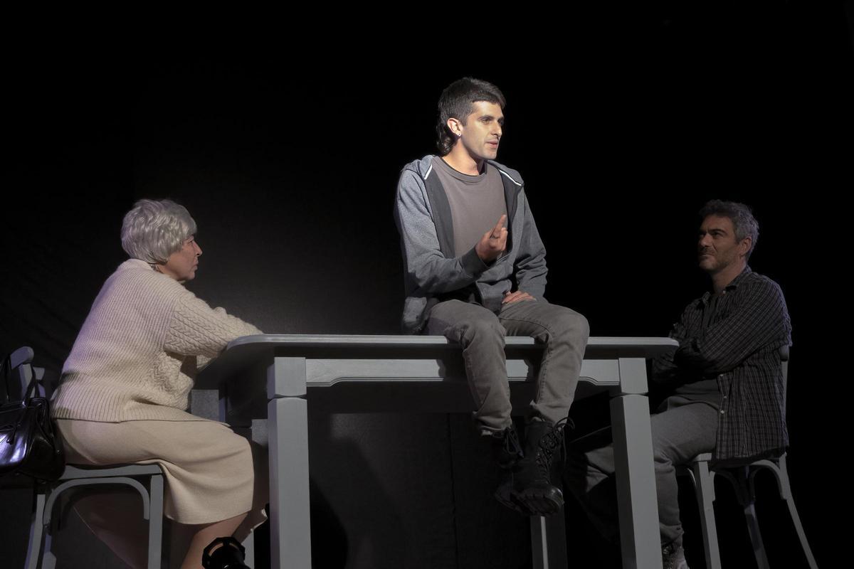 Una escena de 'Nuestros muertos', la obra sobre el duelo de una mujer octogenaria víctima del Franquismo y de ETA.