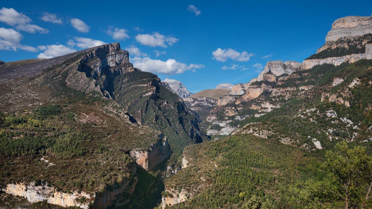 El Cañón de Añisclo es una profunda garganta excavada por el río Bellós en pleno Parque Nacional de Ordesa y Monte Perdido