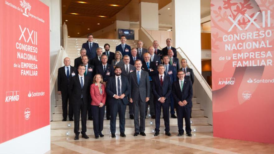 Los organizadores del Congreso Nacional de la Empresa Familiar posan junto al Rey, ayer antes de la inauguración del encuentro.