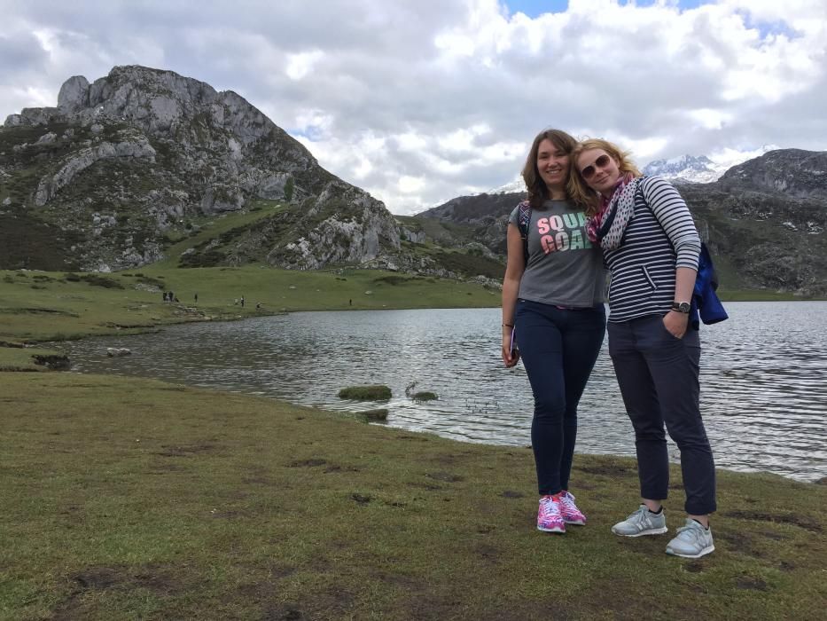 Turistas en los Lagos de Covadonga en el puente de mayo