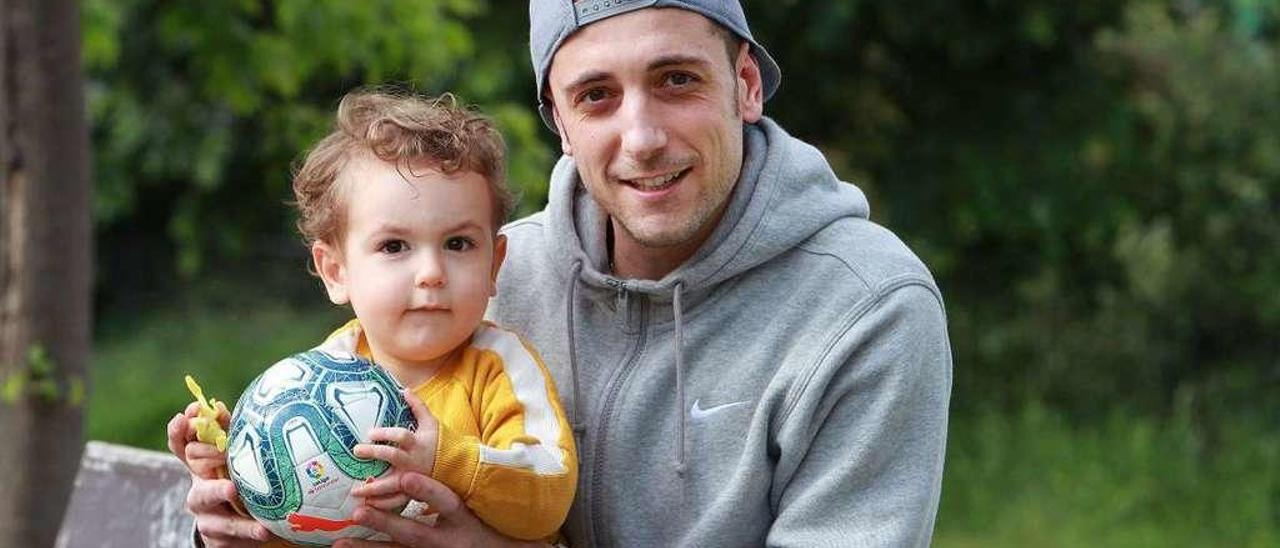 Diego Vieytes, ayer a media tarde junto a su hijo Luca en un parque de la ciudad de Ourense. // Iñaki Osorio
