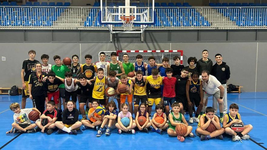 Foto de familia de jugadores y técnicos del Club Baloncesto Siero. | PABLO ANTUÑA