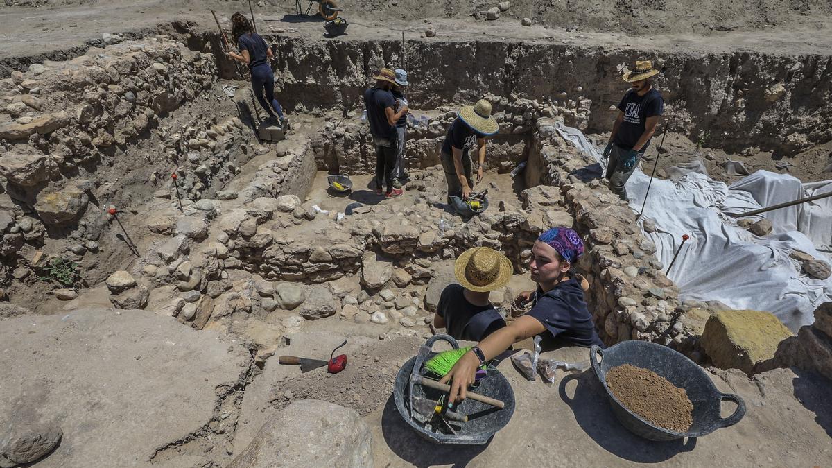 Excavaciones en el yacimiento de La Alcudia