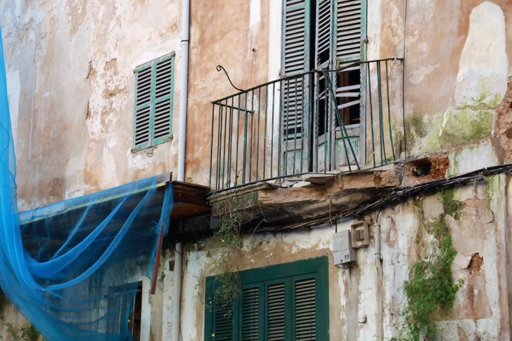 Cae parte de la fachada de un edificio abandonado en Palma