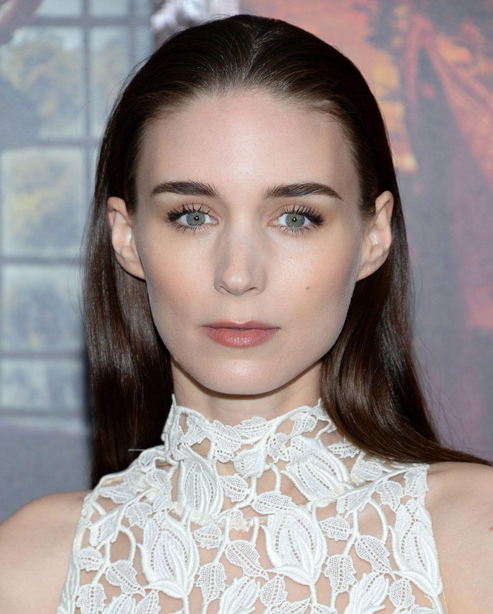 Rooney Mara con vestido blanco de transparencias