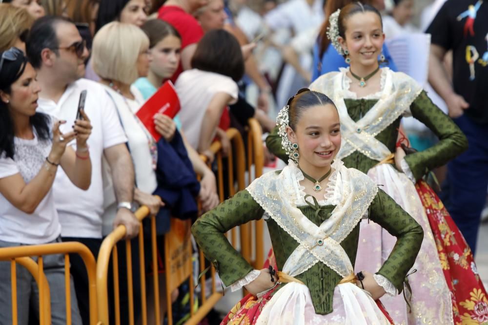 Dansà infantil en la plaza de la Virgen