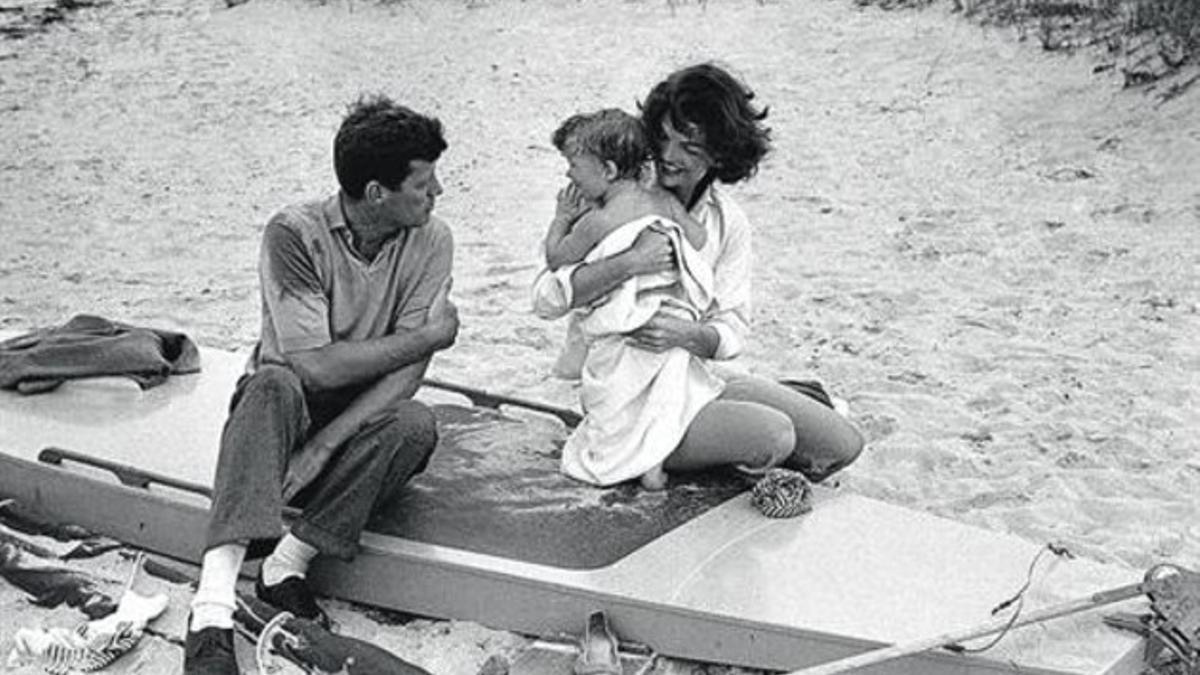 John y Jacqueline Kennedy con su hija Caroline en Hyannis Port, en 1959.