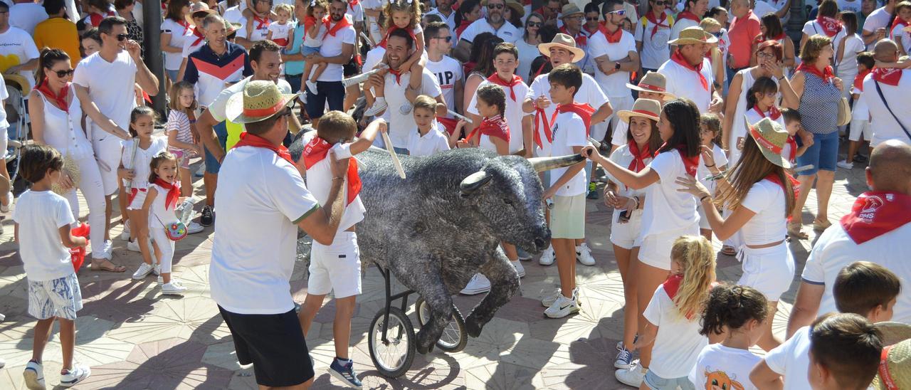 Encierro infantil en Fuente Palmera, con una gran acogida de público.