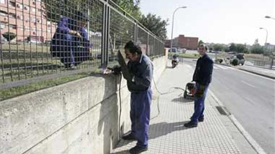 Vallado de seguridad en el jardín de La Corchera