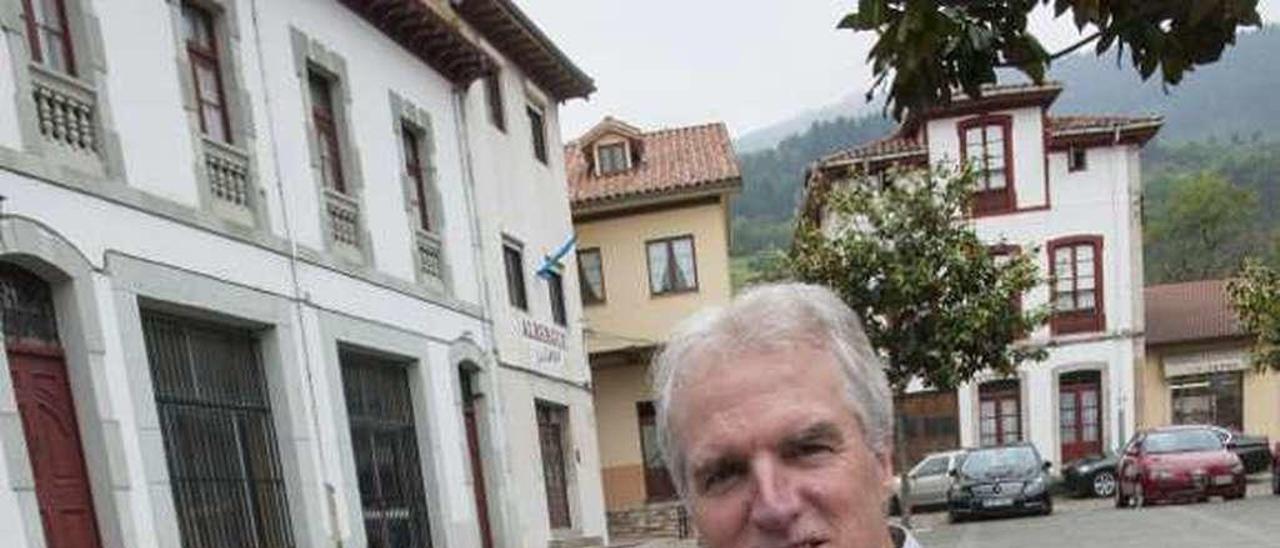 Ron Boschma, durante su visita a Salas, en la plaza de la Campa.