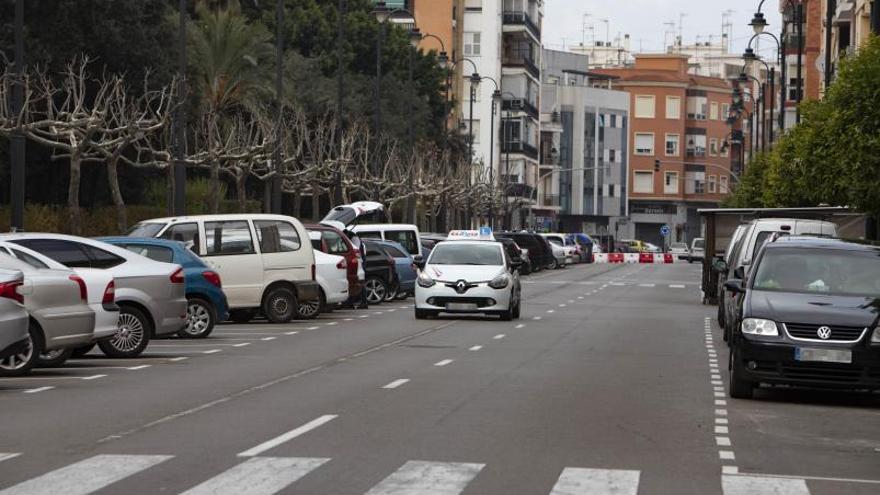 El aparcamiento en batería ayuda a estrechar la calzada. | PERALES IBORRA