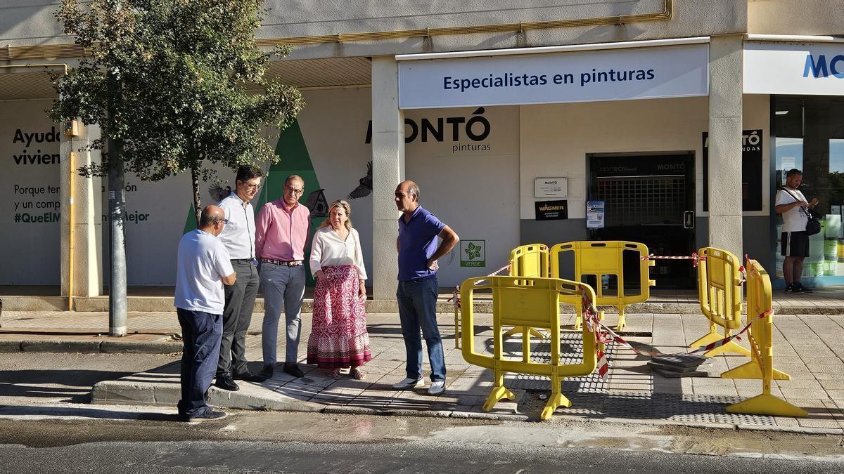 El alcalde de Cáceres, Rafa Mateos, junto a los concejales Víctor Bazo y Jacobi Ceballos, el recorrido por las obras de mejora de la accesibilidad en Nuevo Cáceres.