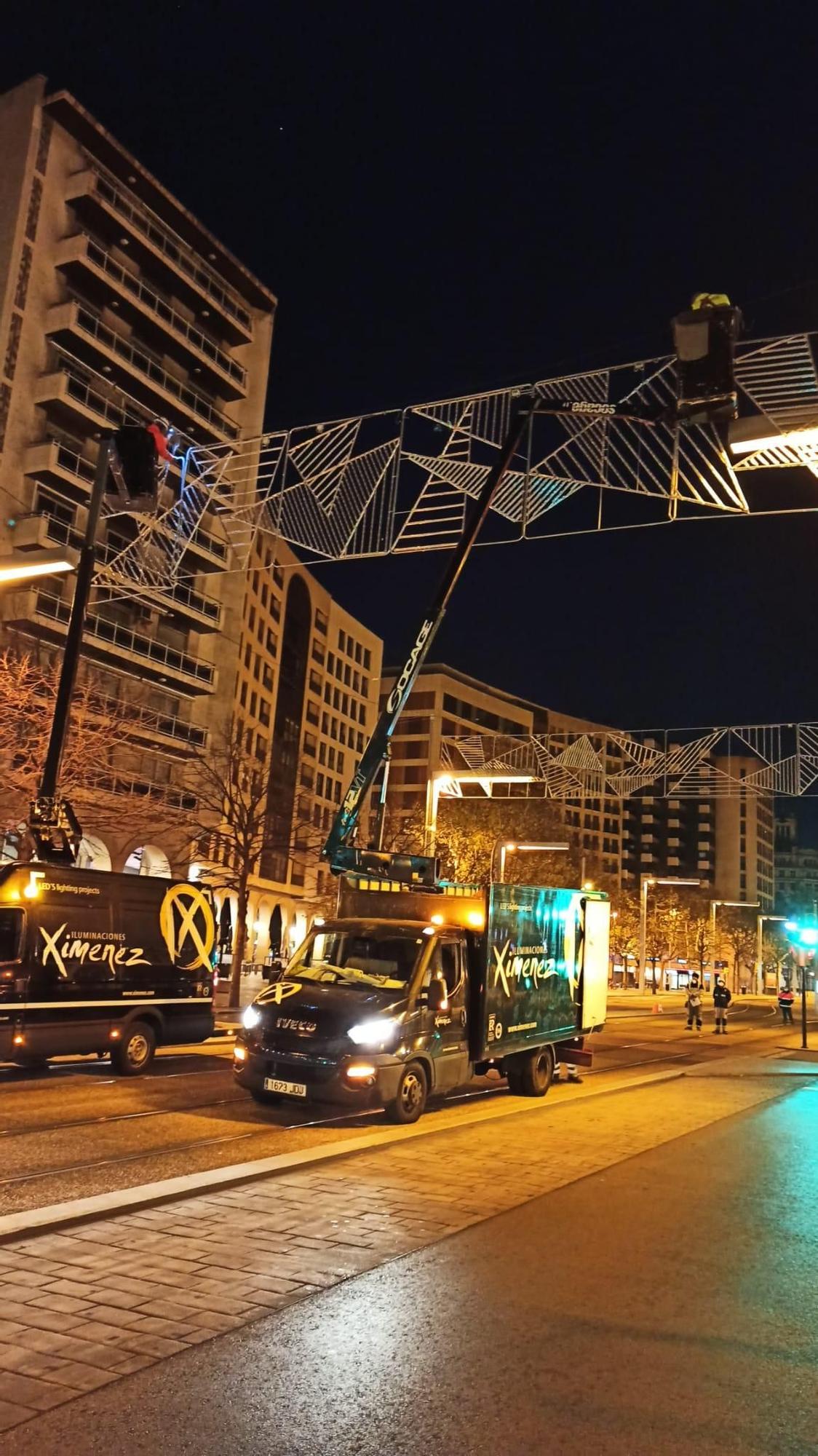 Montaje de la iluminación navideña en el paseo Independencia de Zaragoza