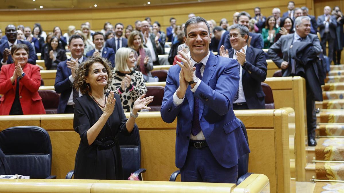 María Jesús Montero y Pedro Sánchez, en un pleno del Congreso en el hemiciclo del Senado.