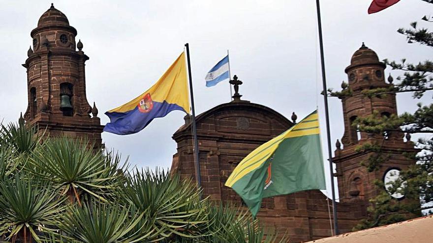 Bandera a media asta en el Ayuntamiento de Gáldar.